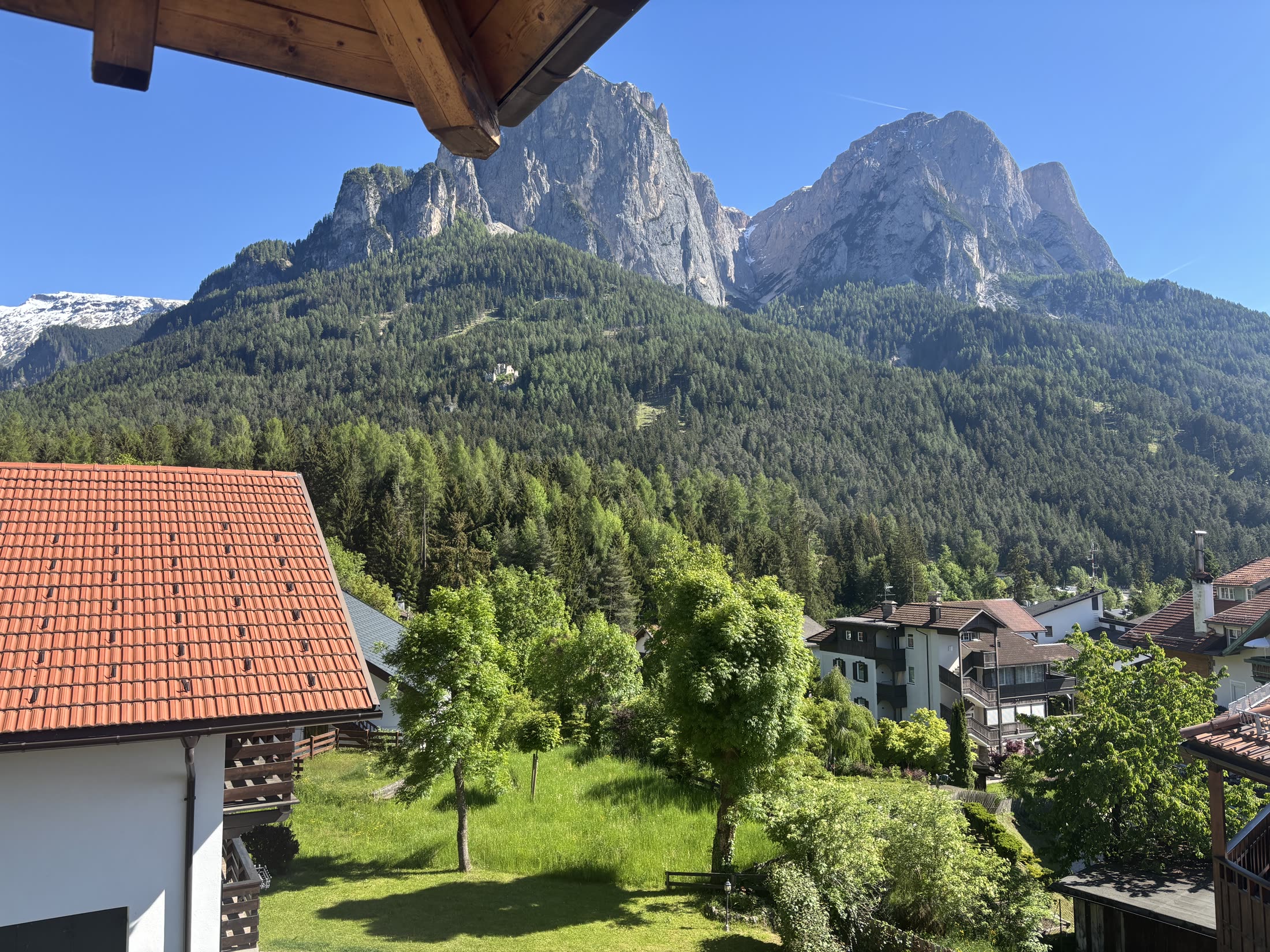 Balkon und Aussicht auf Schlern und Dolomiten