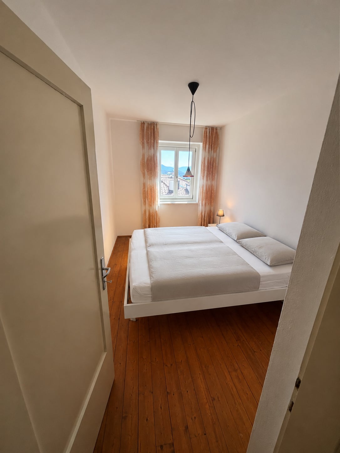 Helles Schlafzimmer mit ruhiger Wohnatmosphäre