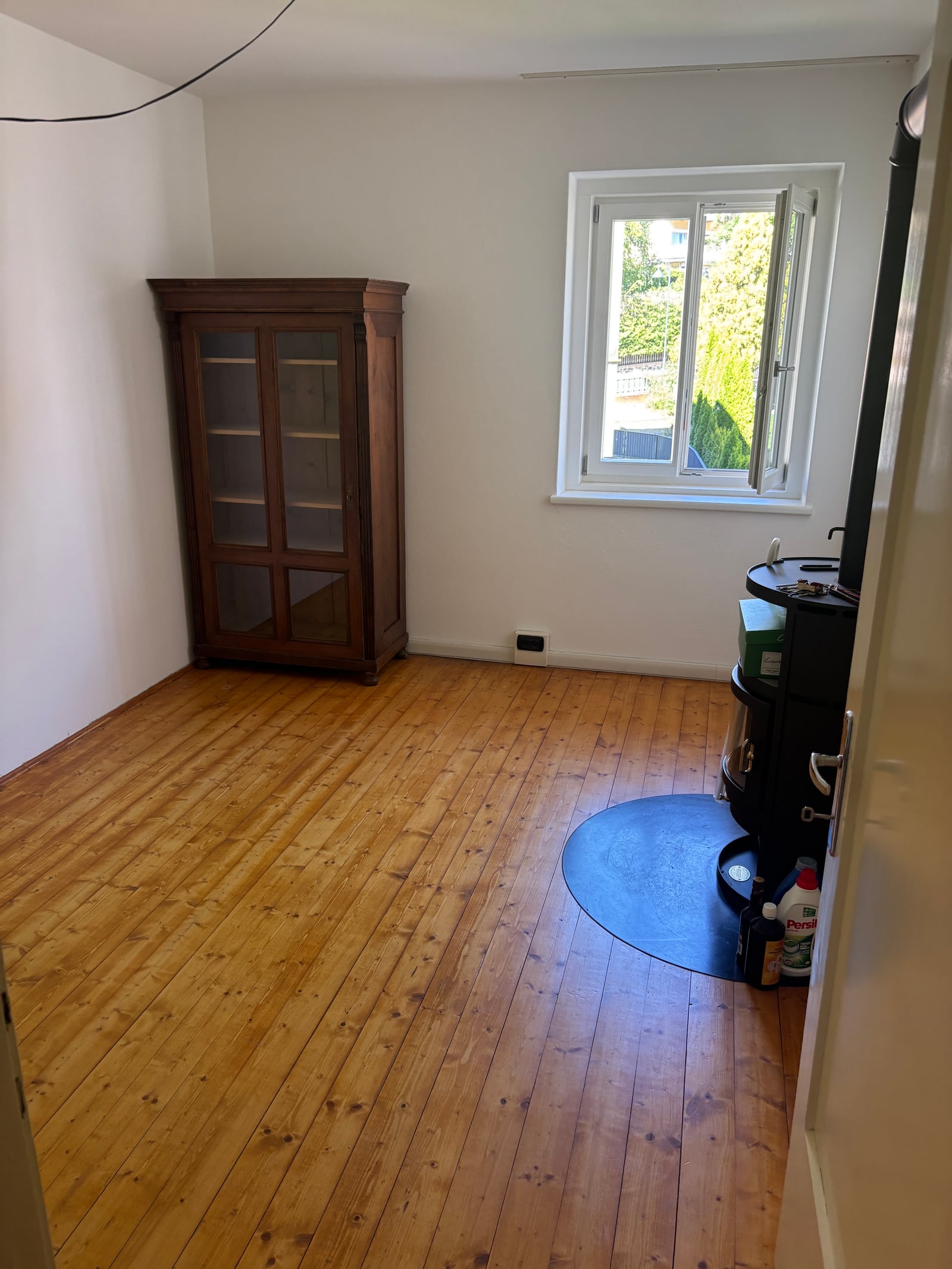 Zusätzliches Zimmer mit Fenster und Stauraum