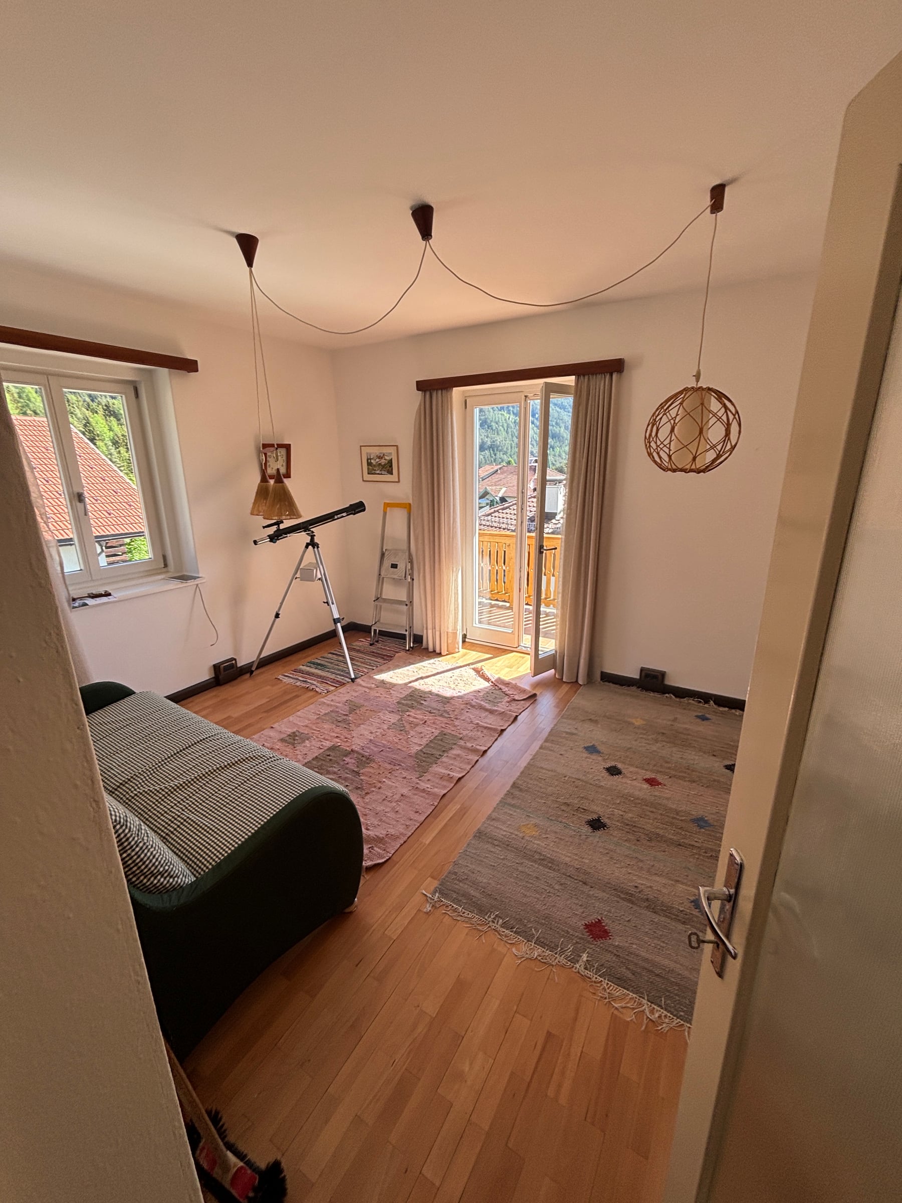 Helles Wohnzimmer mit Balkonzugang